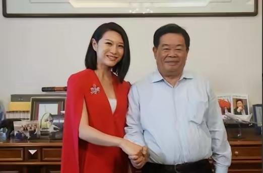 1971年，曹德旺当炊事员时，发现有女人偷东西，抓住她后，女人立马求饶：“只要你