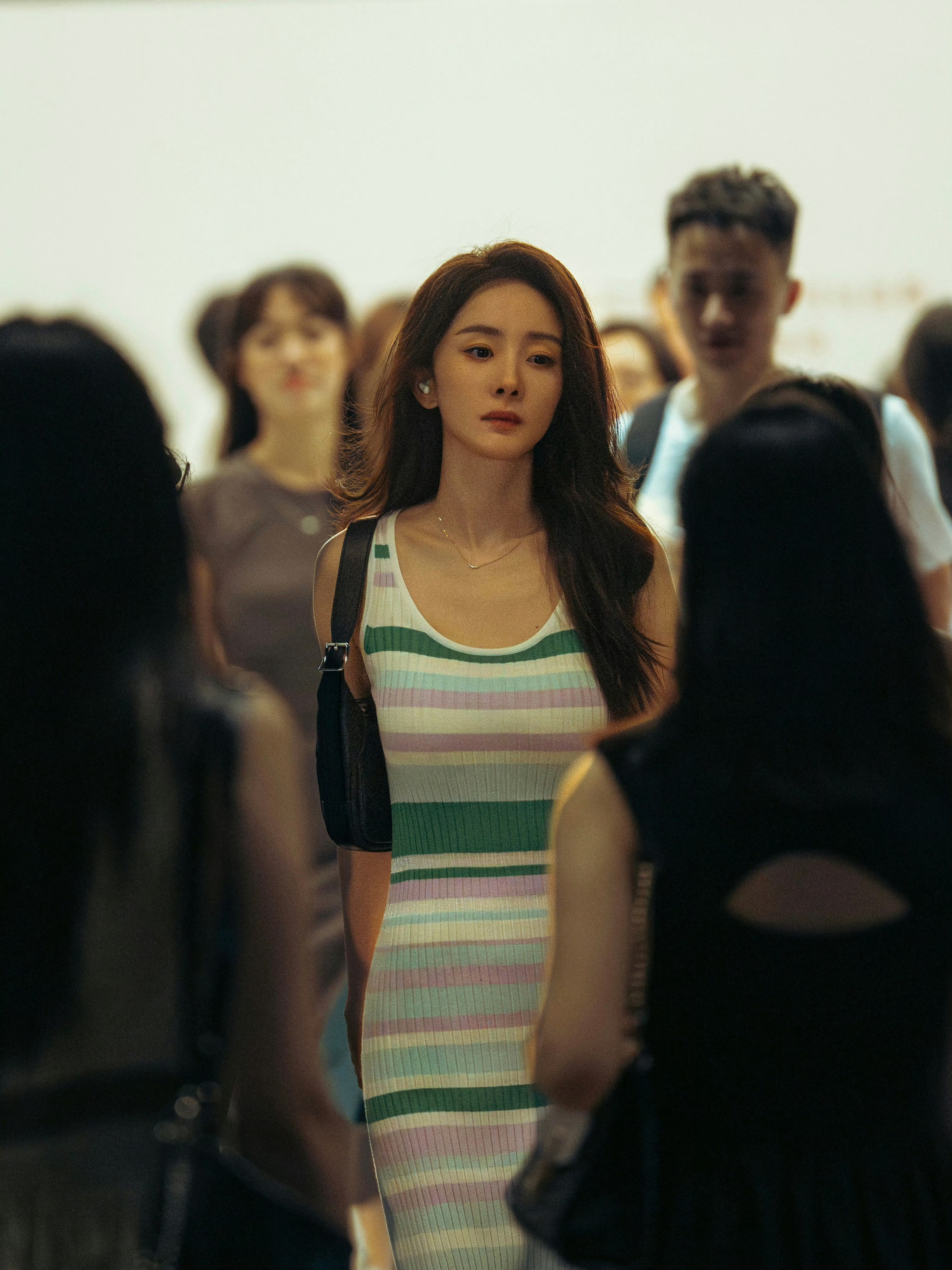 杨幂不知道我的身材很曼妙杨幂电影《惊蛰无声》角色海报完全是温柔又知性的妈幂！不知