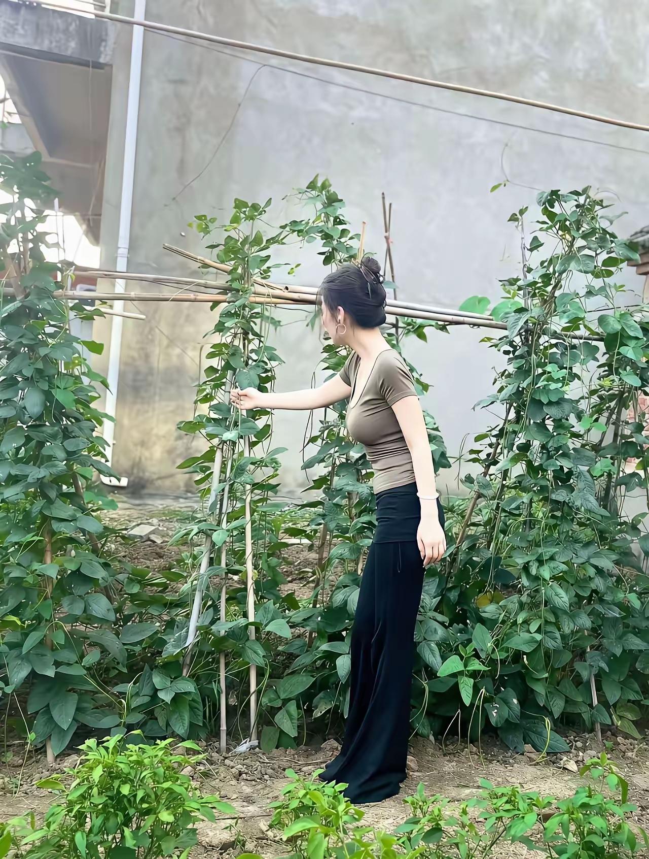这身材种庄稼也亮眼