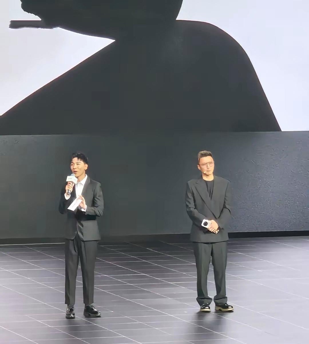 谢霆锋这是穿错衣服了吧，西装套装上宽下松，把身材都拉成五五分了。看看旁边的主持人