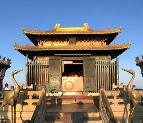 武当圣境│武当山惊现“金殿倒影”奇观2026年5月20日傍晚十九时零五分，武当