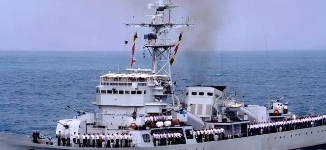 1997年香港回归前夜，英军30艘军舰兵犯南海，一艘英军护卫舰忽然掉头，朝我国宜