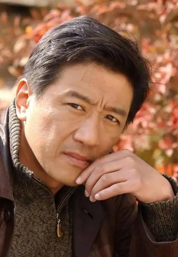 2000年，演员丁勇岱说：“在北京站，我有一次进站，一个警察看到我，突然就下意识