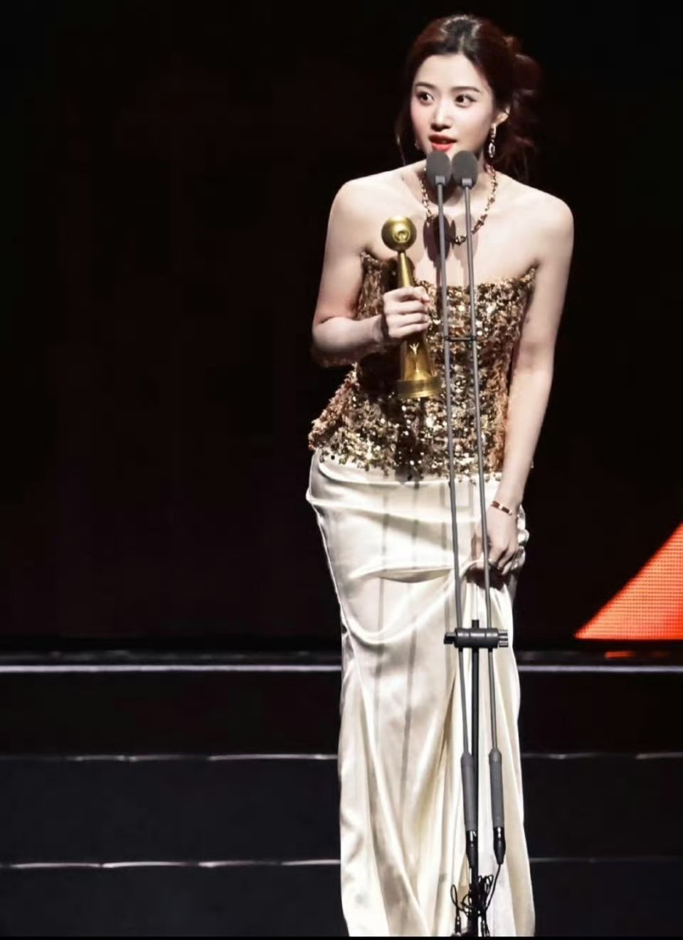 卢昱晓内场第二套好贵气优雅✨闪耀的女明星，噜噜晓的仪态和气质真的越来越好了💫