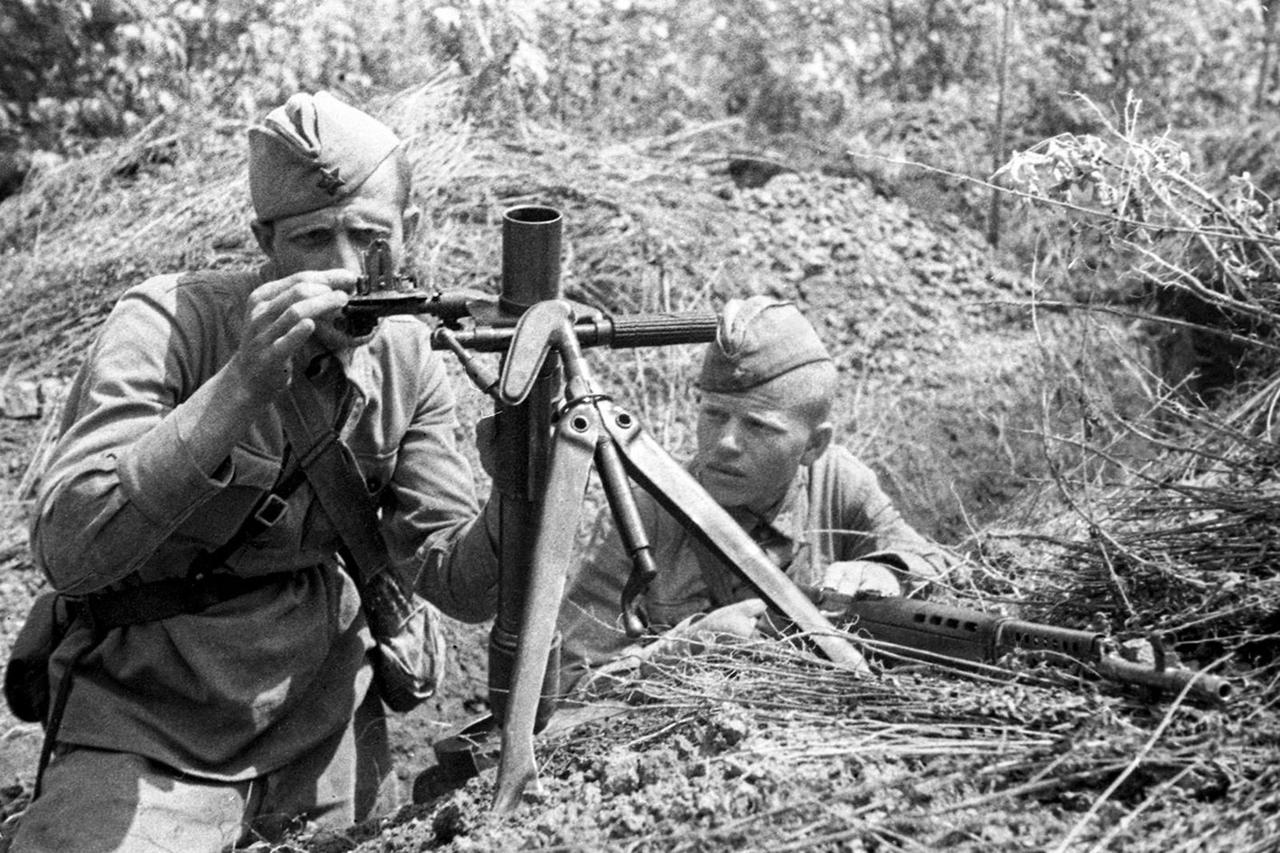 1941年，卫国战争时期，南线战场。一名苏联士兵正在操作一名50毫米1940年式