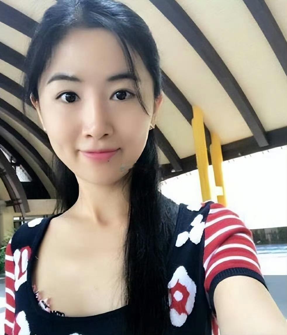 捞女届的顶流翟欣欣美女今日终于进去踩缝纫机了，一审判了12年。从她逼死苏享茂到今