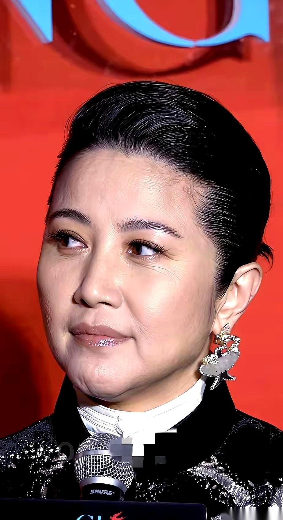 刷到颜丙燕这张脸。53岁。一堆人上来就说，哇，这状态，脸没垮，真好。说真的