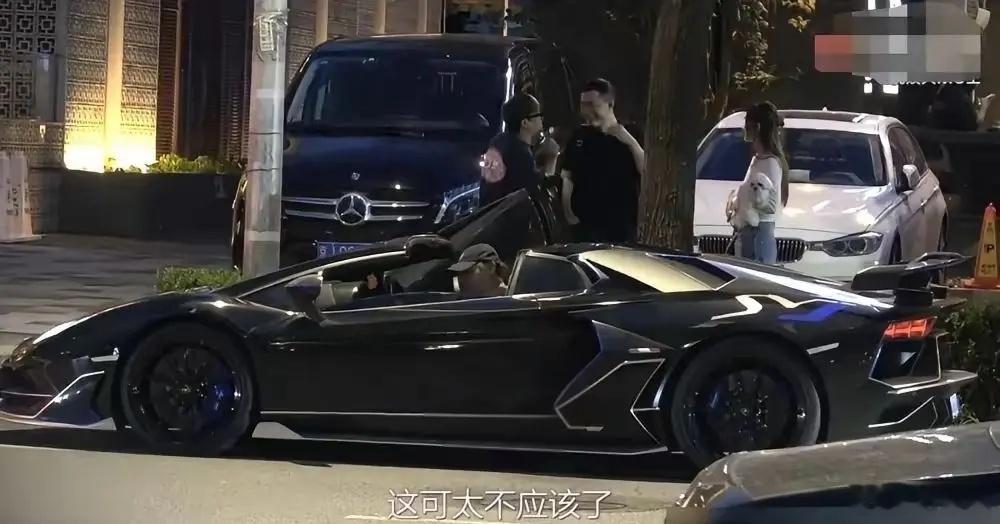 违停风波第30小时：黄子韬一句“对不起”，徐艺洋全程沉默。兰博基尼被贴条，狗仔蹲