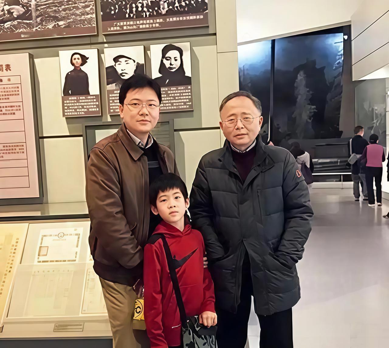 一张罕见合影，把四代人拉进了同一个画面。二零二一年，江竹筠烈士的儿子彭云、孙子彭