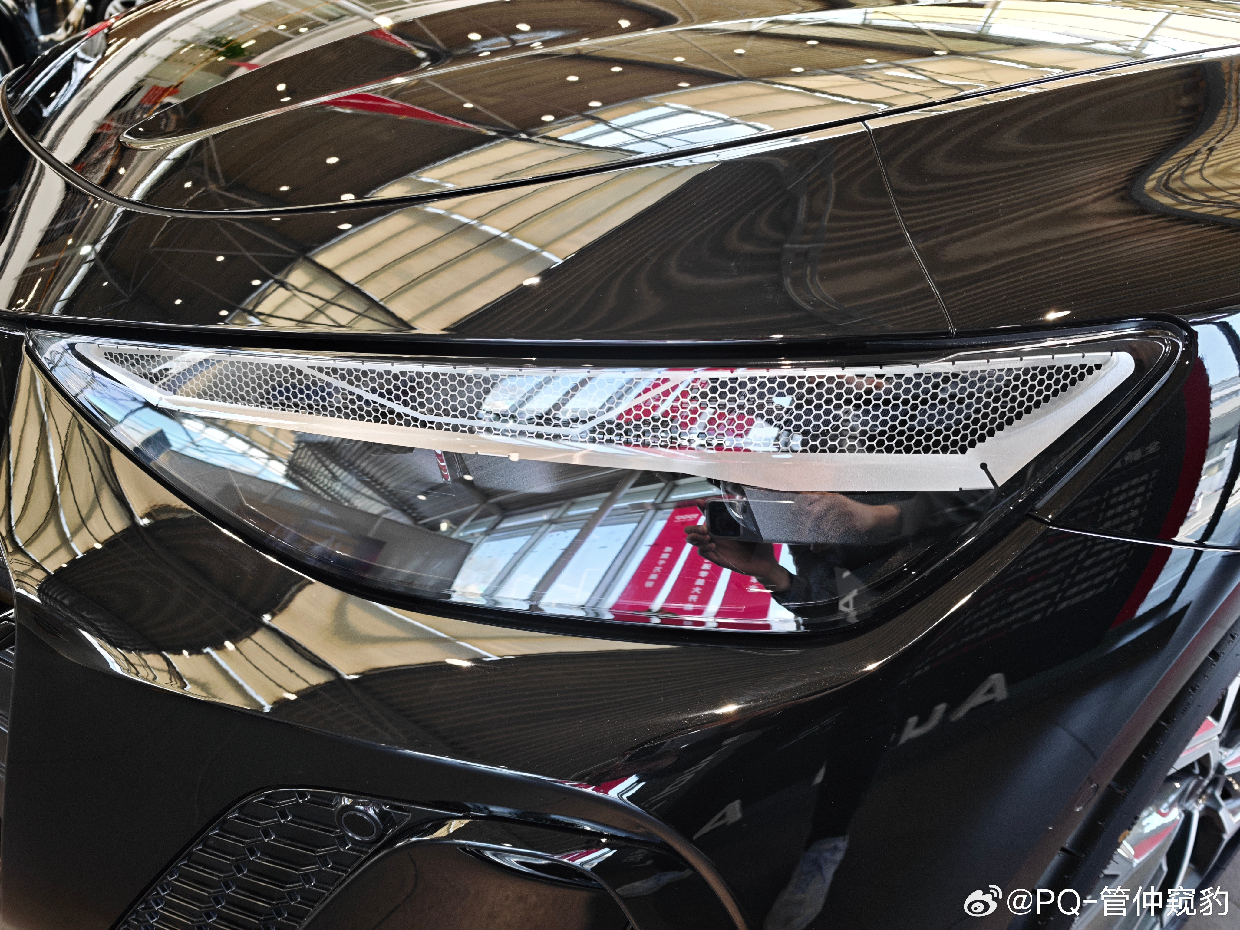 有没有人发现全新奥迪a6l前大灯内用了【真铝打孔“装饰”】有人知道这块铝板的作