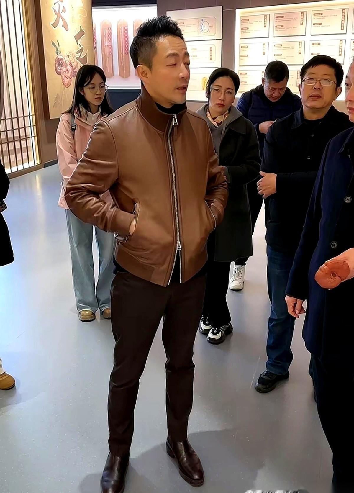 刷到汪小菲在六安的视频，我第一反应是，这哥们儿是去卖货的，还是去视察工作的？那