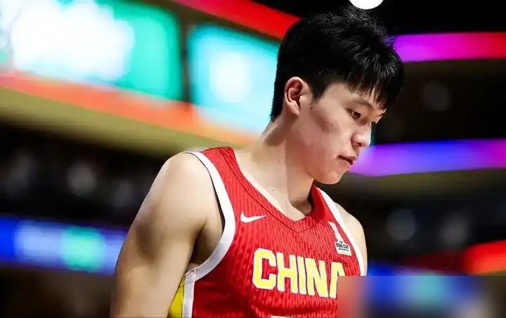周琦、赵睿、张镇麟三个名字直接从集训名单上抹了，连个过渡都没有。有博主直接去问了北京男篮总经理张云松