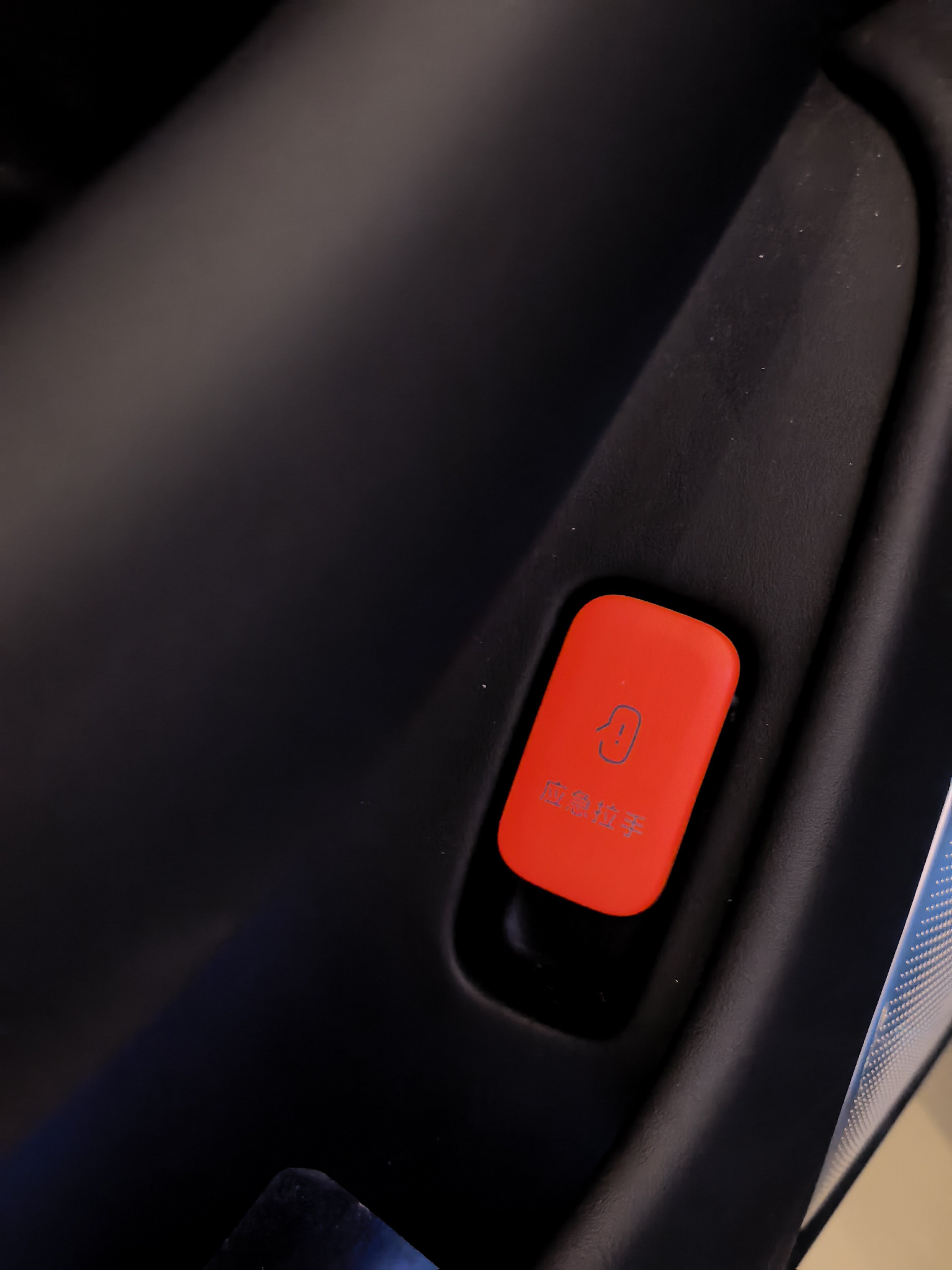 新一代小米SU7真严谨，门板的应急拉手格外显眼