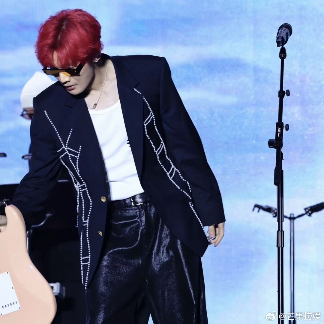 乐评人谈李荣浩指控单依纯侵权作为一个专业的音乐人，应该是秉持着对于音乐的这份尊重