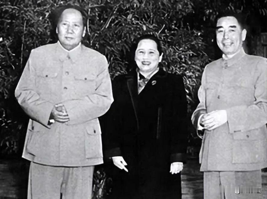 宋庆龄曾说：“毛主席对我的称呼，从孙夫人到庆龄先生，再到亲爱的大姐，称呼的变化，