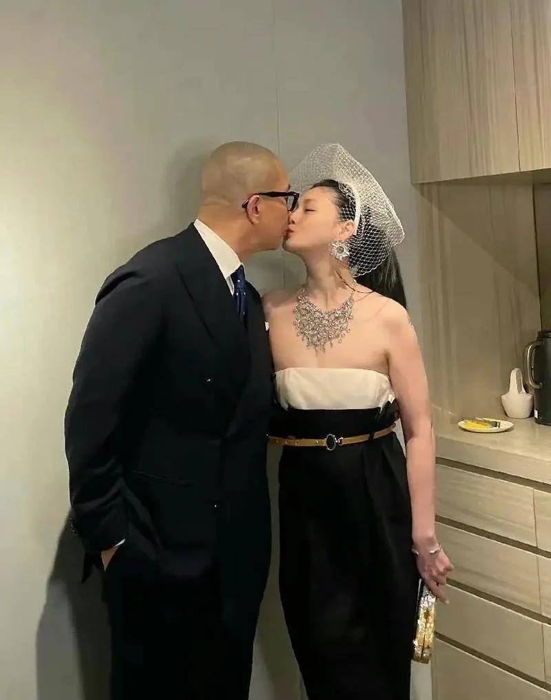 我来说说，我觉得大s还是爱孩子的！但是当了妈妈的人就知道，爱孩子不是给他吃穿
