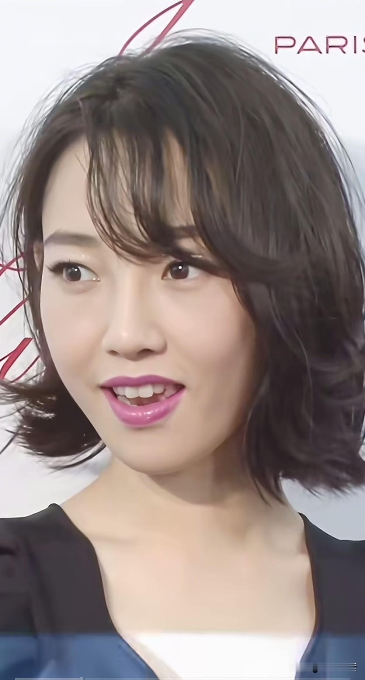 这小白牙配上烈焰红唇，太诱人了。又纯又欲的白百何，哪个男人顶得住啊？白百何