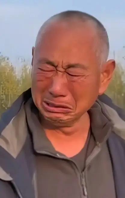 泪目！母亲离世7日后，儿子去给母亲烧完纸后，走时哭着走着，一步一回头哭着喊着：“