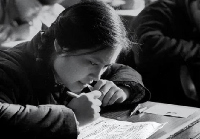 1977年，女知青李雪梅满心憧憬地准备高考，却没想到丈夫给她下了安眠药，让她错过