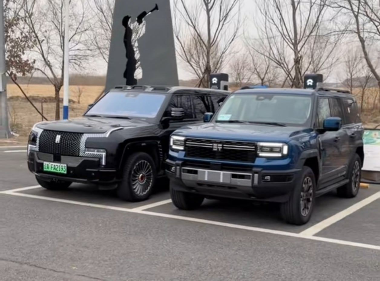 怪不得看到纵横G700的时候，感觉块头很大，原来站在仰望U8面前两车差不多