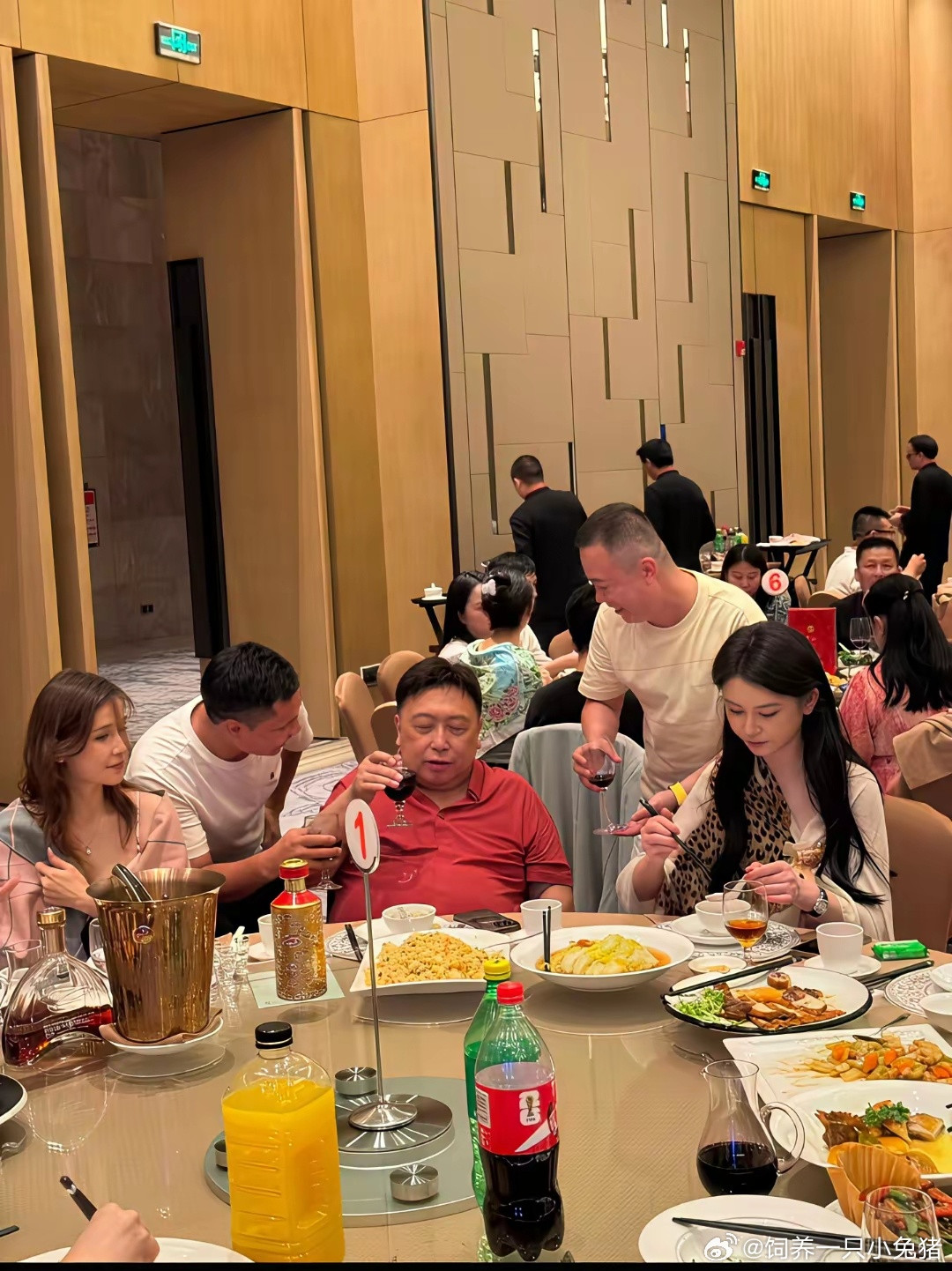 看王晶导演这架势，他就不输当年只是有钱人吃饭也是喝可乐跟雪碧么？