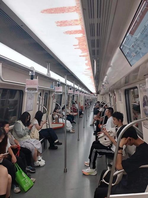 早高峰地铁里，男生眼神黏在邻座女生身上挪不开，女生皱眉提醒两句，他反倒梗着脖子反