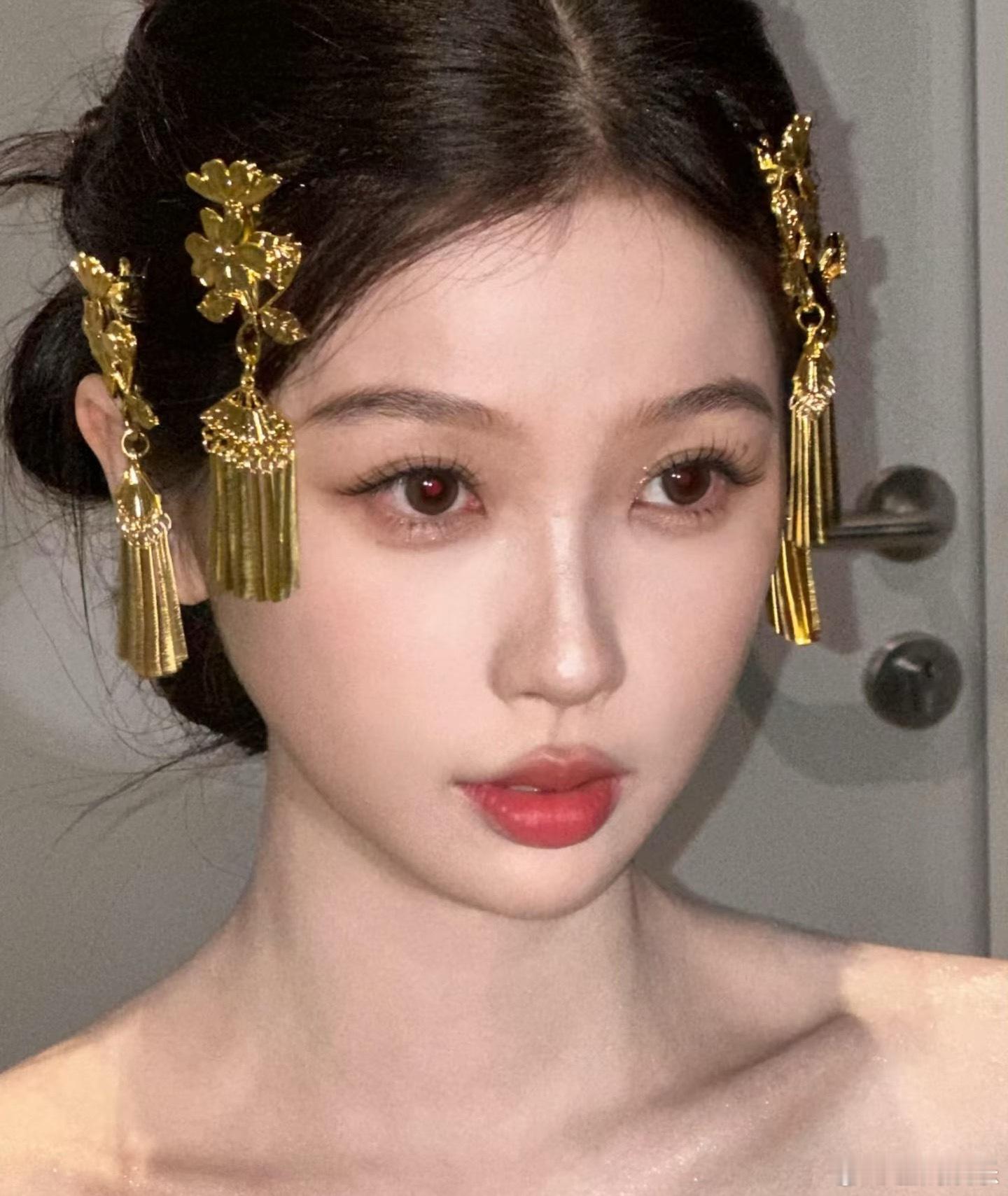发现鞠婧祎每一次眼妆都很清透，对比虞书欣就有点脏脏的，皮肤状态也不好