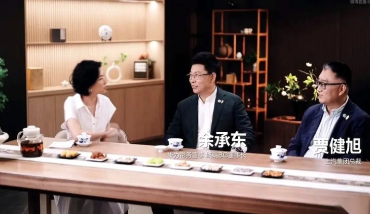 真给我看傻了。一个千亿车企的老总，追着余承东，托关系、攀老乡，就为了求着人家一