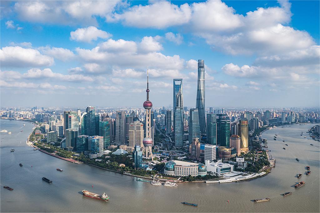 上海、深圳作为国内两大经济龙头，GDP存在约7年发展时差。2023年上海率先突破