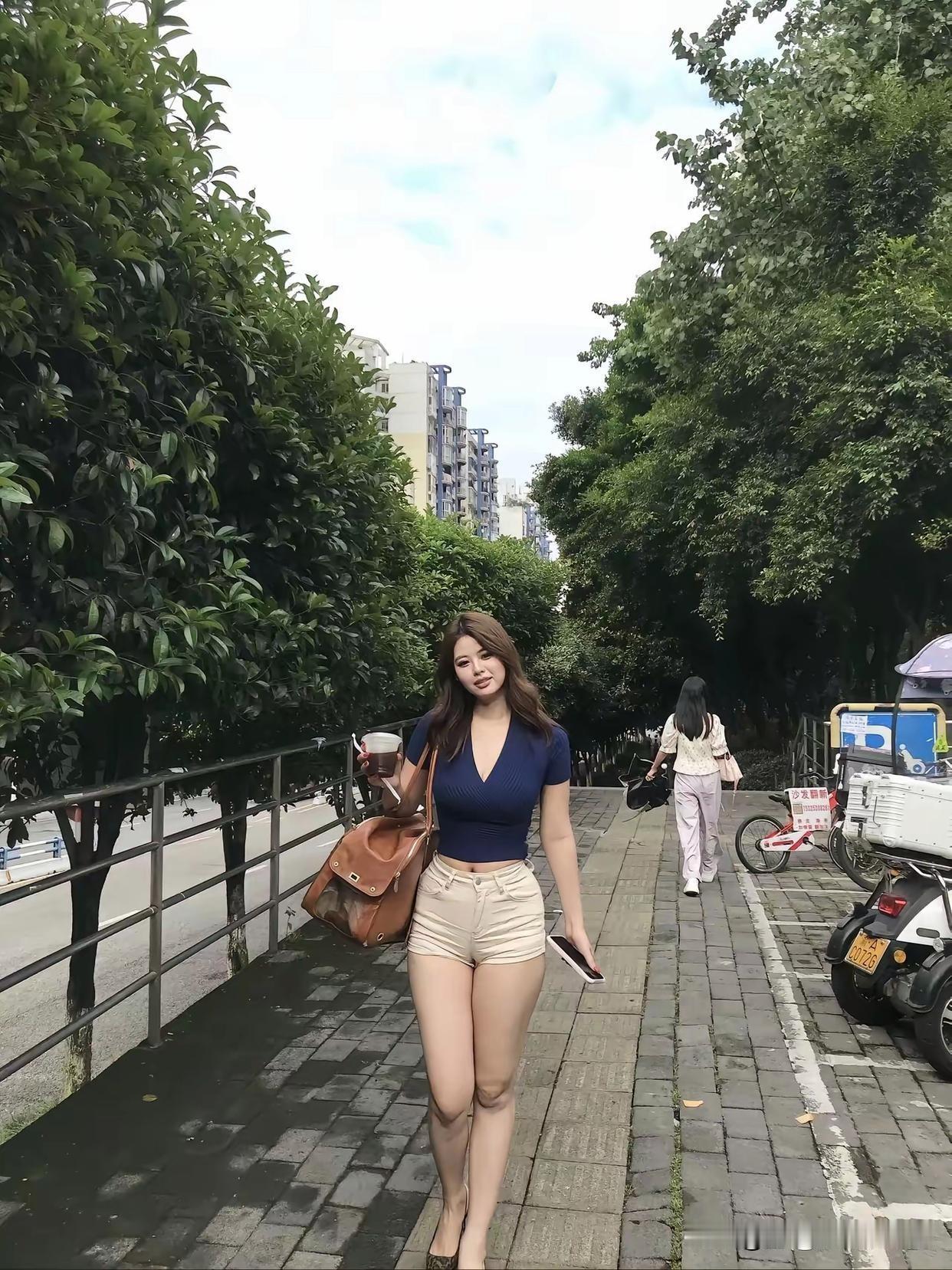 夏日穿搭指南👗👗👗，清爽蓝色上衣搭配米色短裤，轻松出街！🌞🌞🌞