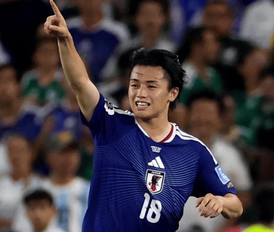 日本队的这个上田绮世还挺厉害的！在今天的比赛里梅开二度了，除了两次进球，还有一