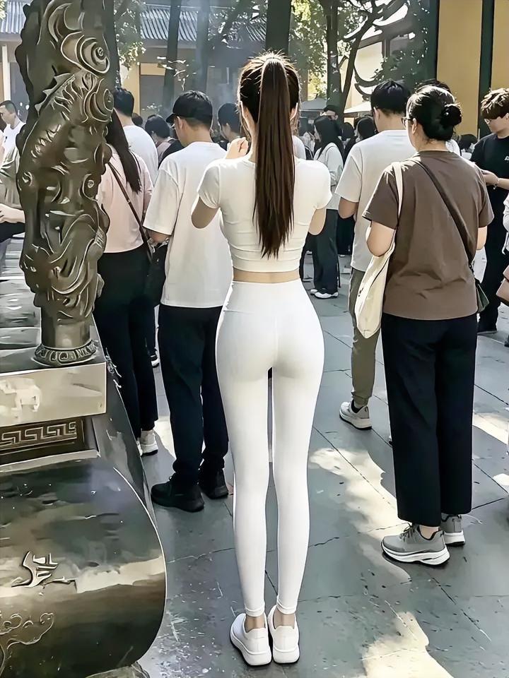 今天起了个大早，赶在寺庙开门的第一缕晨光里来上香。都说成年人进寺庙，拜的从来不