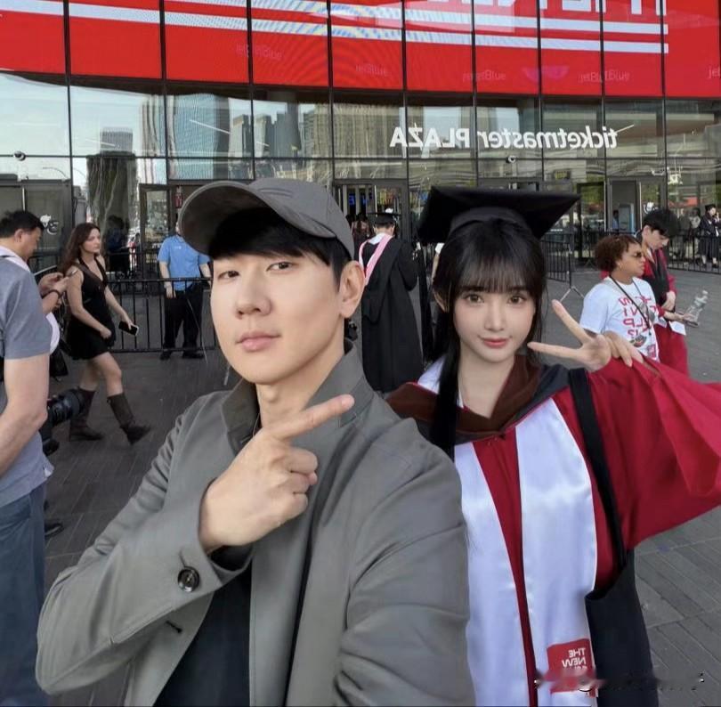 林俊杰，深夜登上热搜！5月19日，深夜，林俊杰上了热搜，高调晒出与七七的合照，