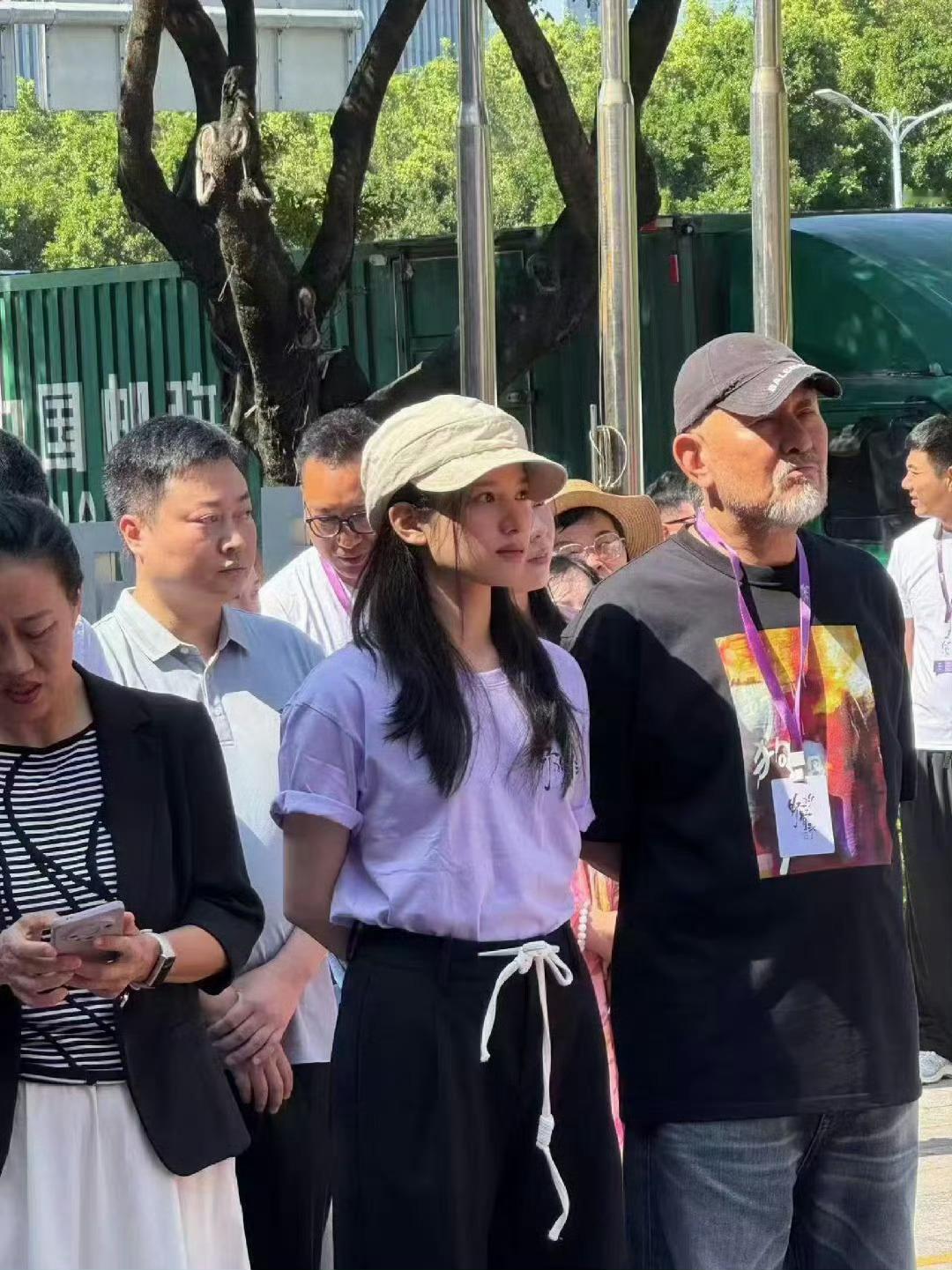 张婧仪宋威龙野狗骨头路透张婧仪我说公主的脸也太权威了👸🏻远远一张路