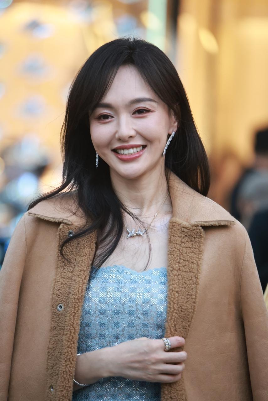 最近唐嫣在上海出席时尚活动，她这回搭配的很漂亮，看起来也很有气势，越变越美了。