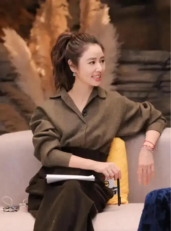 扎高马尾前停3秒！65%的人模仿林心如弄伤头皮。明星那缕“绒毛留白”靠纳米