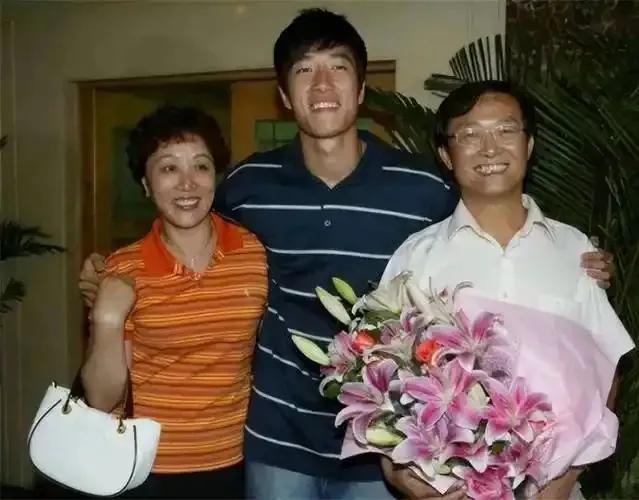 刘翔的父母真的好看得开哦，儿子是独生子，可是刘翔娶了吴莎以后，不生孩子，当丁克，