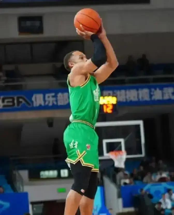 3天裁掉2人！辽宁连夜签2米13巨人刚刷到消息，莫兰德和亚当斯一起走人，俱