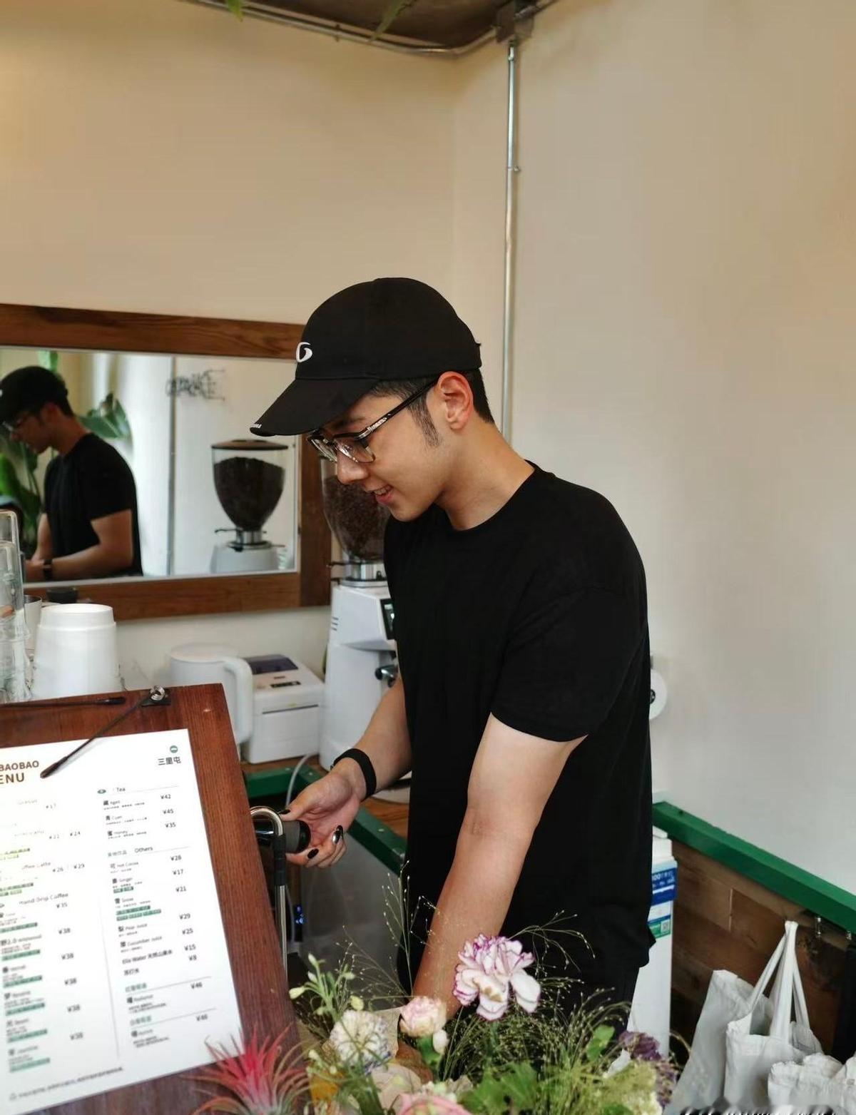 郭涛身价上亿，他19岁的儿子石头在北京三里屯一家咖啡店当全职店长。每天站8小时