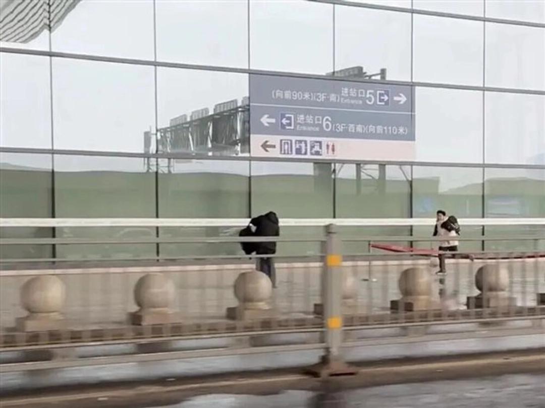 妈，别感动了，我追的是6号进站口！郑州东站最近出了个年度最乌龙反转剧。一妈妈