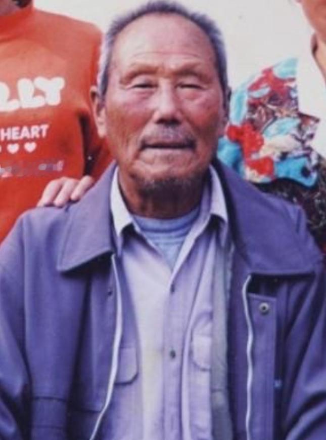 1950年，一名人高马大的土耳其士兵，见志愿军战士董明德筋疲力尽，便想趁机弄死董