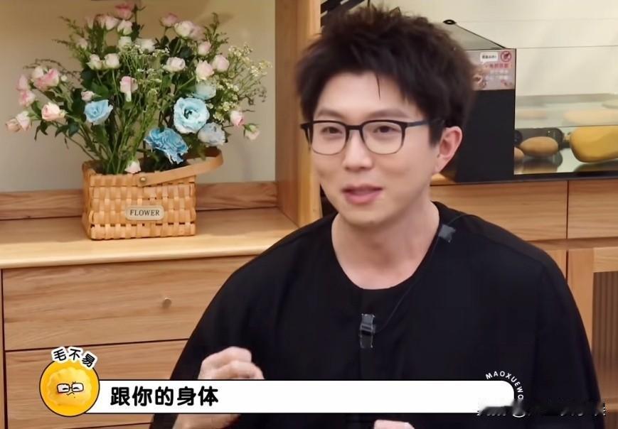 毛不易问：“你们有没有发现大老板都不爱睡觉？”李雪琴说：“是的，张朝阳就是。