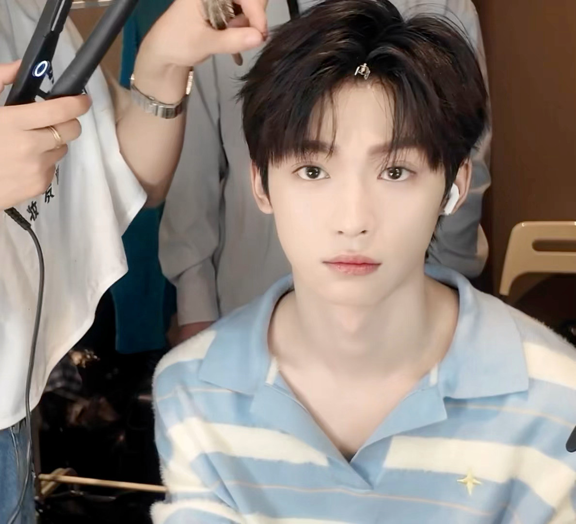 记者梓渝发来报道，工作花絮好美萌好清爽啊！真的是造型百变，每一套都好适合！年轻有