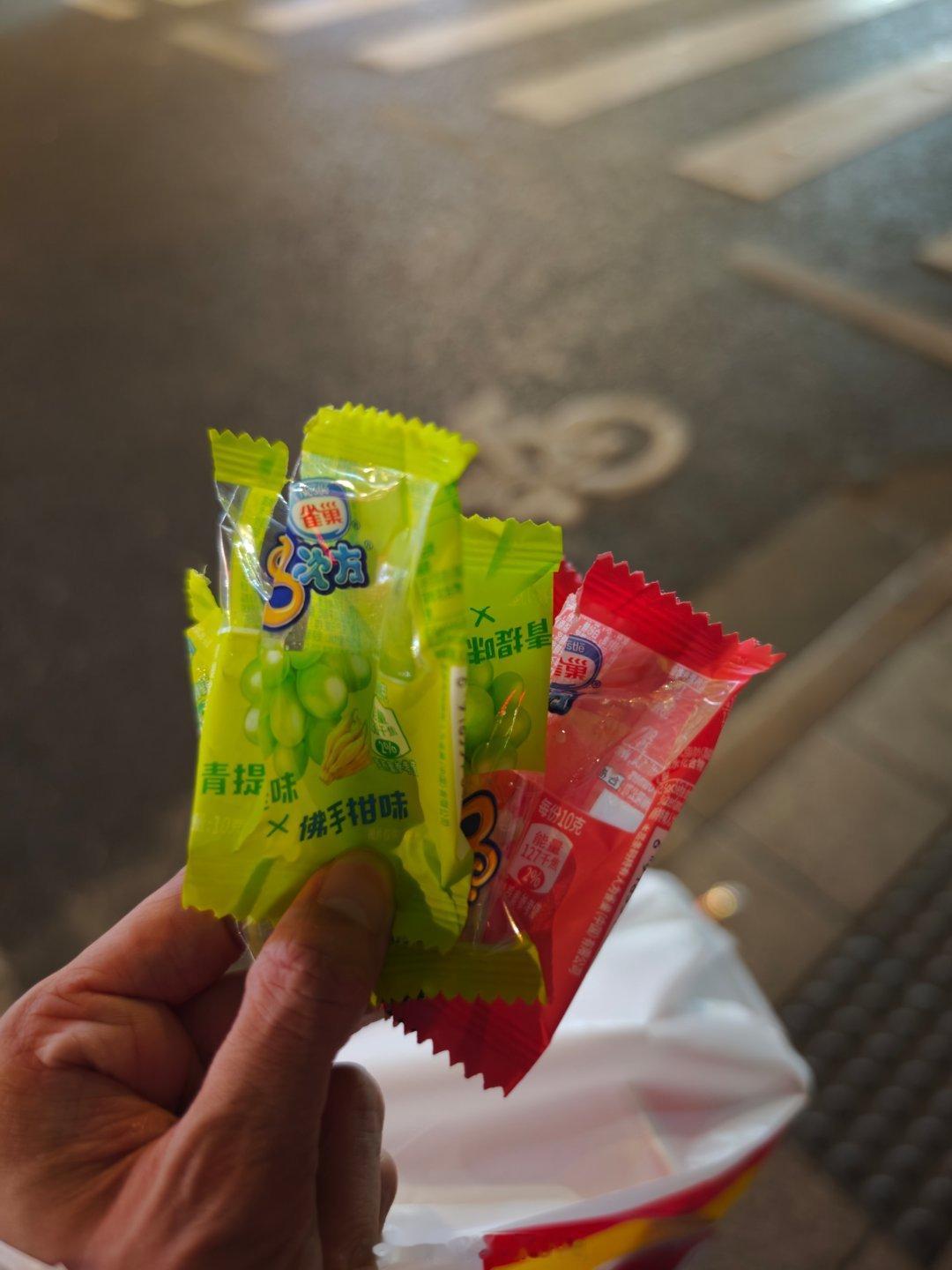我知道为什么那些零食连锁店这么多人去了有这种一口一个的小雪糕，（虽然小