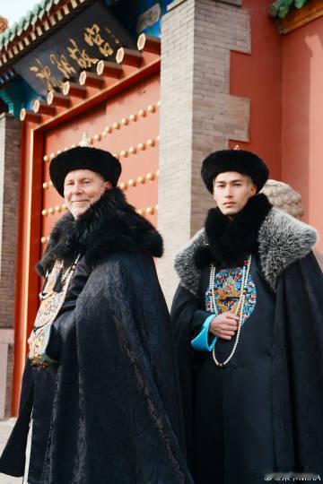 米卡和爸爸一起穿古装米卡带爸爸拍古风写真真的是挺有惊喜的呀，和爸爸一起穿古装也