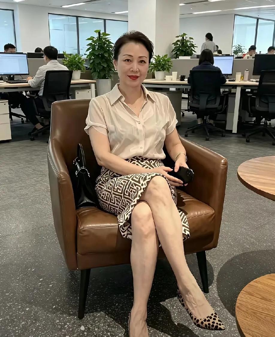 难题来了！这位气质高雅的美女，保养不错，体态也好，看起来很精致。她看起来年轻，