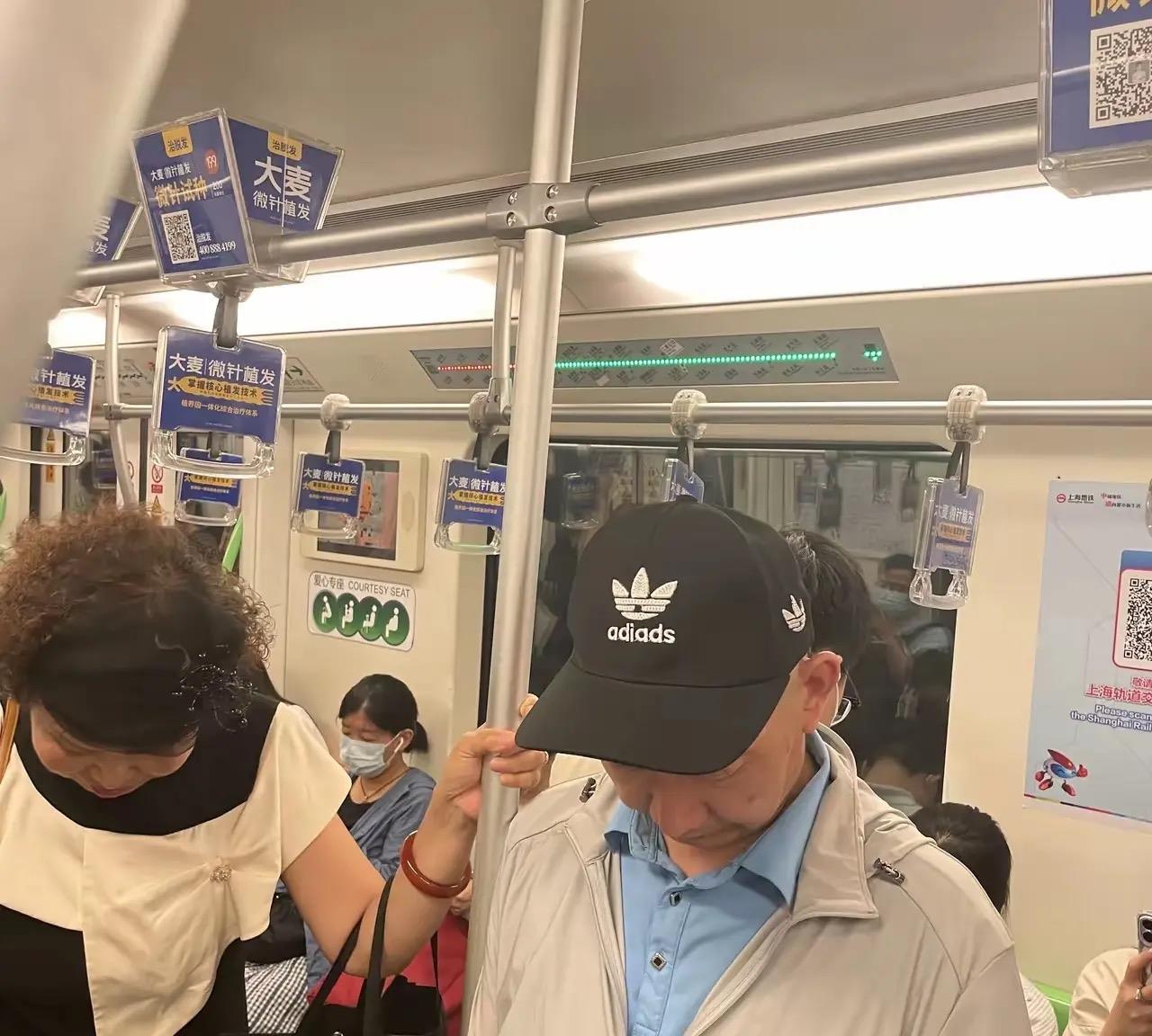 尴尬，他知道戴的是冒牌货吗？