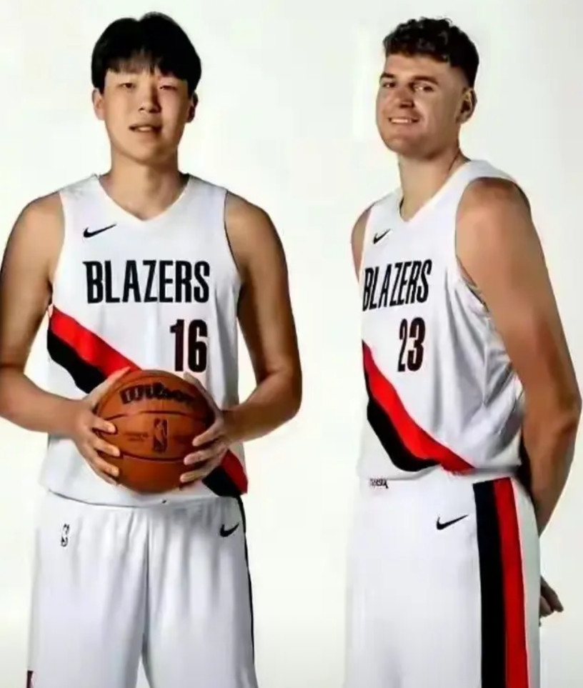 杨瀚森面对一个最艰难的选择，就是必须练力量，由于队友脚崴伤，杨汉森又遇到好机会，