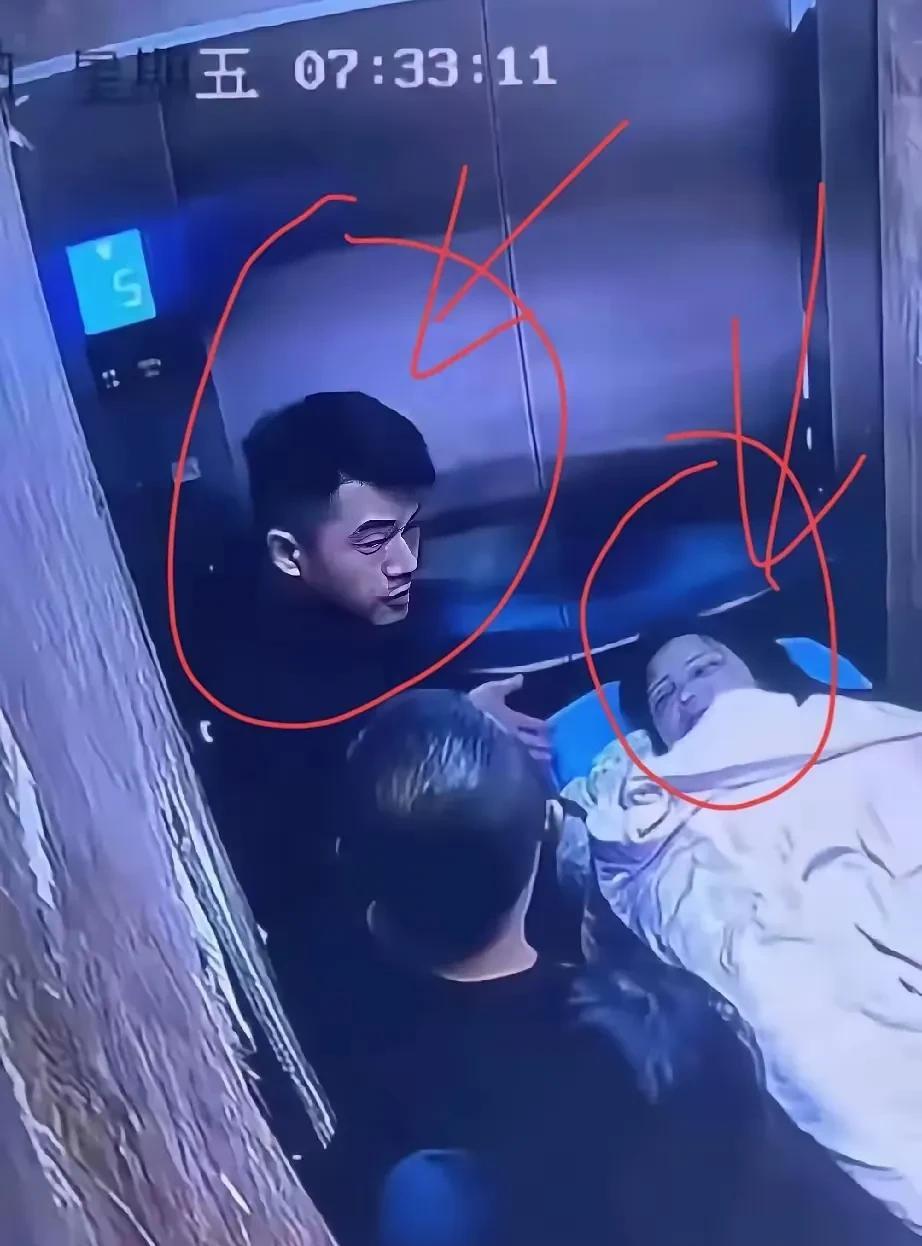 打得面目全非啊。在进电梯之前就有殴打女方的动作了，进了电梯里面也还在打。出电梯门