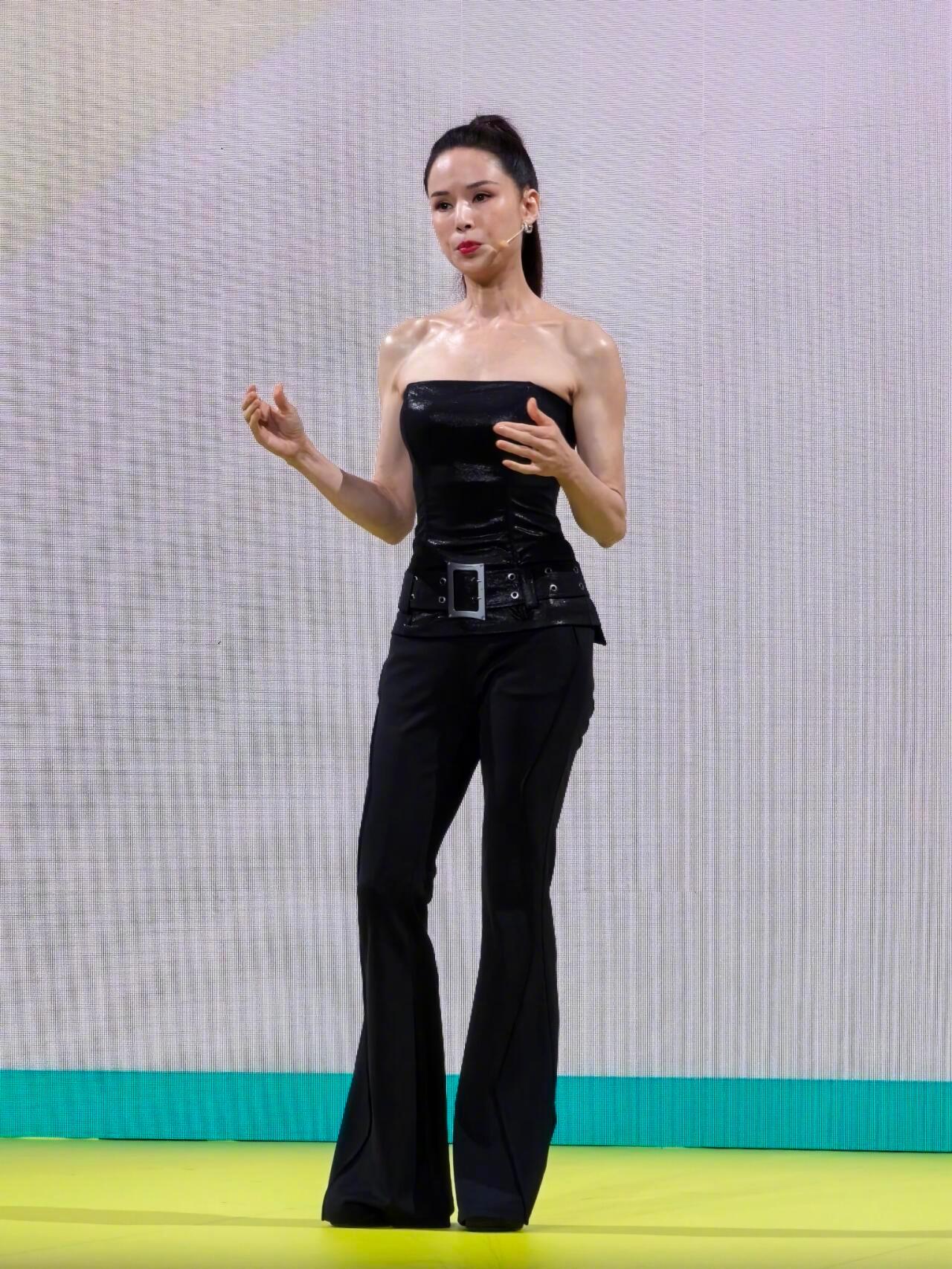 李若彤60岁正是闯的年纪李若彤演60岁飙车外婆看了李若彤才懂，年龄真的只是个数